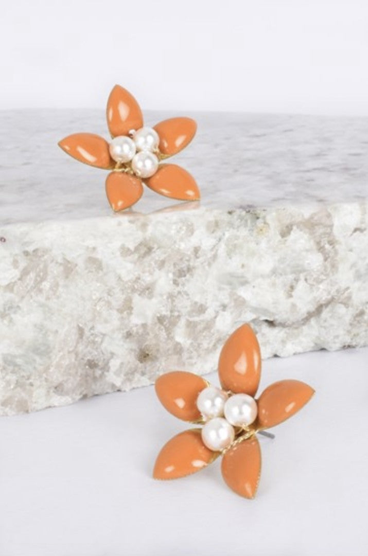 ENAMEL PEARL DAISY STUD EARRINGS